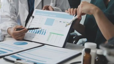 İş ekibi toplantısı, profesyonel yatırımcıyla görüşme.