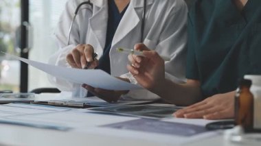 Doktor ve hasta masada otururken tartışıyor ve tartışıyorlar.