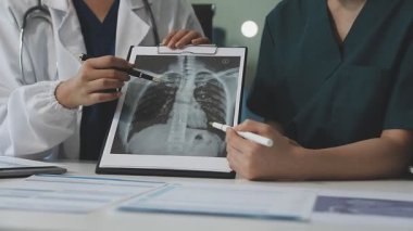 Doktor X ışınını inceliyor.