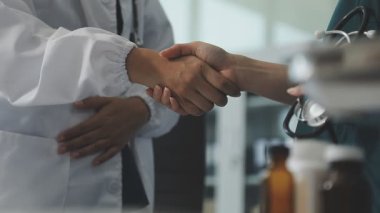 Doktorların ellerini ve el sıkışmalarını kapatın.