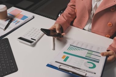 Ofisinde dizüstü bilgisayarla çalışan profesyonel bir iş kadınının görüntüsü. Genç bayan yönetici, modern çatı katında otururken taşınabilir bilgisayar kullanıyor. İşaret fişeği ışığı, iş süreci kavramı.