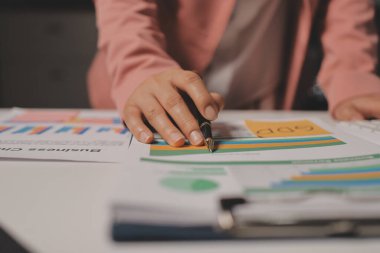 Ofisinde dizüstü bilgisayarla çalışan profesyonel bir iş kadınının görüntüsü. Genç bayan yönetici, modern çatı katında otururken taşınabilir bilgisayar kullanıyor. İşaret fişeği ışığı, iş süreci kavramı.