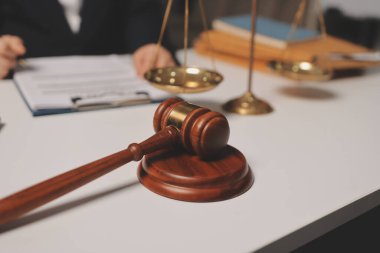 Yargıç Gavin ve Adalet Avukatları hukuk firmasının arka planında takım toplantısı yapıyorlar. Hukuk ve Hukuk Hizmetleri kavramları.