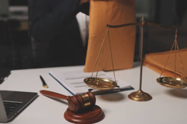 Yargıç Gavin ve Adalet Avukatları hukuk firmasının arka planında takım toplantısı yapıyorlar. Hukuk ve Hukuk Hizmetleri kavramları.