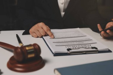 Yargıç Gavin ve Adalet Avukatları hukuk firmasının arka planında takım toplantısı yapıyorlar. Hukuk ve Hukuk Hizmetleri kavramları.