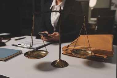 Yargıç Gavin ve Adalet Avukatları hukuk firmasının arka planında takım toplantısı yapıyorlar. Hukuk ve Hukuk Hizmetleri kavramları.