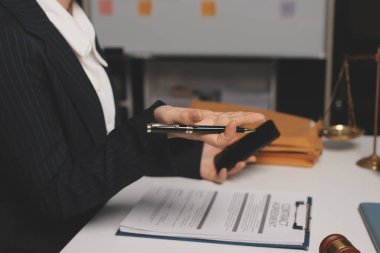 Yargıç Gavin ve Adalet Avukatları hukuk firmasının arka planında takım toplantısı yapıyorlar. Hukuk ve Hukuk Hizmetleri kavramları.