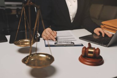 Yargıç Gavin ve Adalet Avukatları hukuk firmasının arka planında takım toplantısı yapıyorlar. Hukuk ve Hukuk Hizmetleri kavramları.