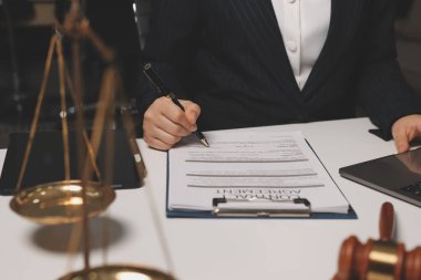 Yargıç Gavin ve Adalet Avukatları hukuk firmasının arka planında takım toplantısı yapıyorlar. Hukuk ve Hukuk Hizmetleri kavramları.