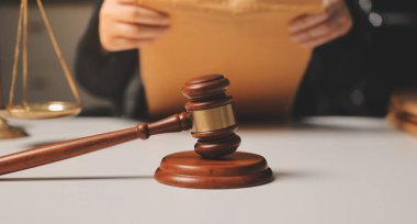 Yargıç Gavin ve Adalet Avukatları hukuk firmasının arka planında takım toplantısı yapıyorlar. Hukuk ve Hukuk Hizmetleri kavramları.