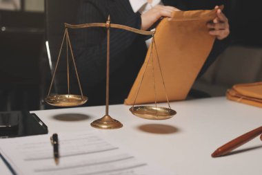 Yargıç Gavin ve Adalet Avukatları hukuk firmasının arka planında takım toplantısı yapıyorlar. Hukuk ve Hukuk Hizmetleri kavramları.