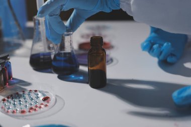 Klinik laboratuvarında çalışan araştırmacılar.