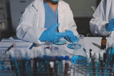 Klinik laboratuvarında çalışan araştırmacılar.