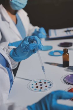 Klinik laboratuvarında çalışan araştırmacılar.