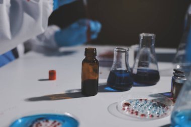 Klinik laboratuvarında çalışan araştırmacılar.