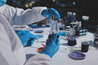 Klinik laboratuvarında çalışan araştırmacılar.