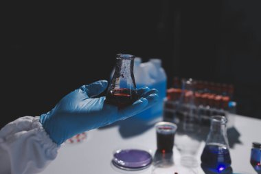 Klinik laboratuvarında çalışan araştırmacılar.