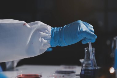 Klinik laboratuvarında çalışan araştırmacılar.