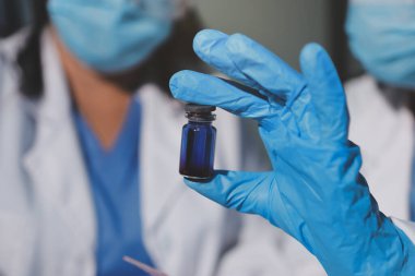 Klinik laboratuvarında çalışan araştırmacılar.