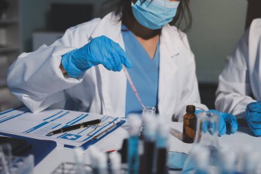 Klinik laboratuvarında çalışan araştırmacılar.