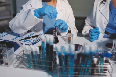 Klinik laboratuvarında çalışan araştırmacılar.