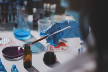 Klinik laboratuvarında çalışan araştırmacılar.