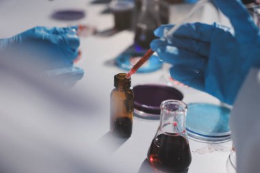 Klinik laboratuvarında çalışan araştırmacılar.