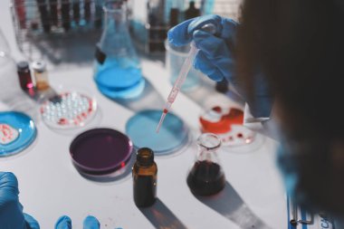 Klinik laboratuvarında çalışan araştırmacılar.