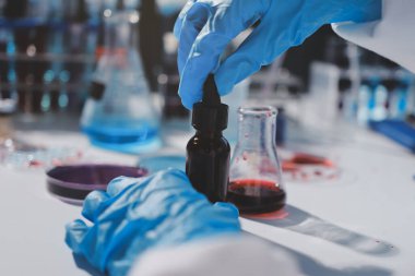 Klinik laboratuvarında çalışan araştırmacılar.