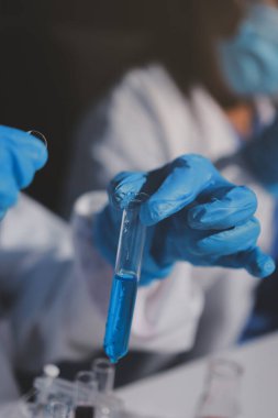 Klinik laboratuvarında çalışan araştırmacılar.