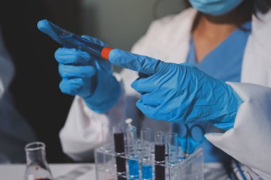 Klinik laboratuvarında çalışan araştırmacılar.