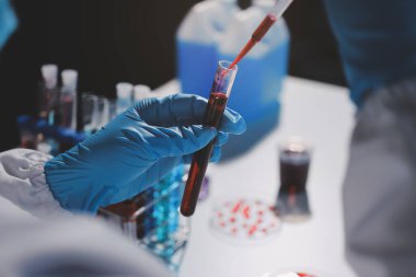 Klinik laboratuvarında çalışan araştırmacılar.