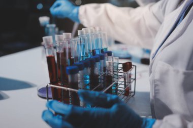 Klinik laboratuvarında çalışan araştırmacılar.