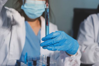 Klinik laboratuvarında çalışan araştırmacılar.