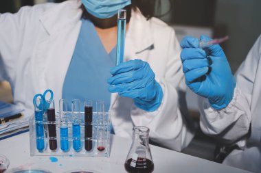 Klinik laboratuvarında çalışan araştırmacılar.