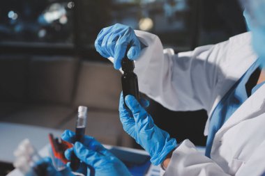 Klinik laboratuvarında çalışan araştırmacılar.