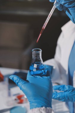 Klinik laboratuvarında çalışan araştırmacılar.