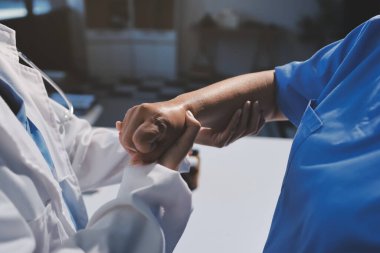 Hastanede Ortopedi uzmanı muayene hasta