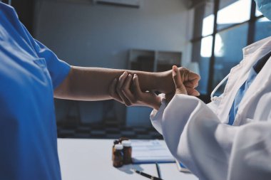 Hastanede Ortopedi uzmanı muayene hasta