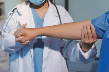 Hastanede Ortopedi uzmanı muayene hasta