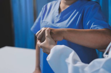 Hastanede Ortopedi uzmanı muayene hasta