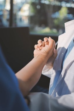 Hastanede Ortopedi uzmanı muayene hasta