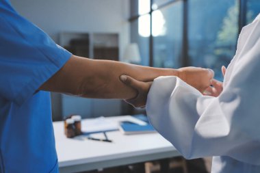 Hastanede Ortopedi uzmanı muayene hasta