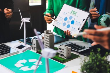 Genç Asyalı iş adamları ofiste yeniden kullanılabilir ürün tartışması, çevre dostu iş kurma, çevre koruma, sürdürülebilir iş modeli, ESG stratejisi, takım toplantısı, ev konseptinde çalışan insanlar