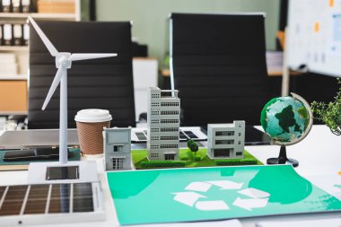 Genç Asyalı iş adamları ofiste yeniden kullanılabilir ürün tartışması, çevre dostu iş kurma, çevre koruma, sürdürülebilir iş modeli, ESG stratejisi, takım toplantısı, ev konseptinde çalışan insanlar