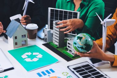 Genç Asyalı iş adamları ofiste yeniden kullanılabilir ürün tartışması, çevre dostu iş kurma, çevre koruma, sürdürülebilir iş modeli, ESG stratejisi, takım toplantısı, ev konseptinde çalışan insanlar