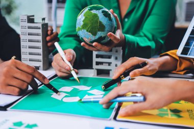 Genç Asyalı iş adamları ofiste yeniden kullanılabilir ürün tartışması, çevre dostu iş kurma, çevre koruma, sürdürülebilir iş modeli, ESG stratejisi, takım toplantısı, ev konseptinde çalışan insanlar