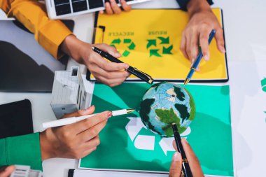 Genç Asyalı iş adamları ofiste yeniden kullanılabilir ürün tartışması, çevre dostu iş kurma, çevre koruma, sürdürülebilir iş modeli, ESG stratejisi, takım toplantısı, ev konseptinde çalışan insanlar