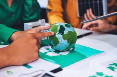 Genç Asyalı iş adamları ofiste yeniden kullanılabilir ürün tartışması, çevre dostu iş kurma, çevre koruma, sürdürülebilir iş modeli, ESG stratejisi, takım toplantısı, ev konseptinde çalışan insanlar