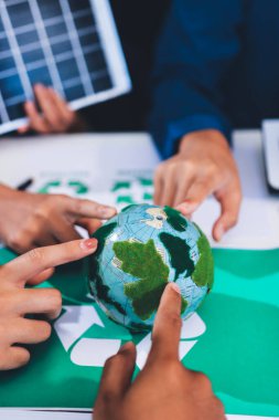 Genç Asyalı iş adamları ofiste yeniden kullanılabilir ürün tartışması, çevre dostu iş kurma, çevre koruma, sürdürülebilir iş modeli, ESG stratejisi, takım toplantısı, ev konseptinde çalışan insanlar